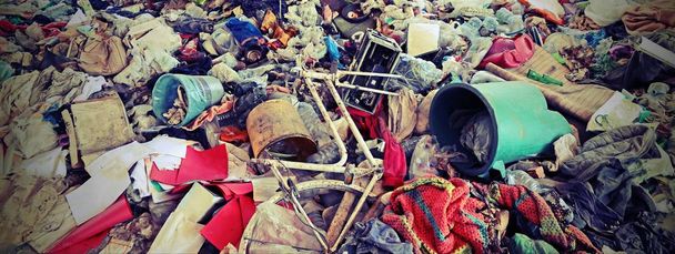 μη εξουσιοδοτημένη μάντρα με πολλά εγκαταλελειμμένο αντικείμενα - Φωτογραφία, εικόνα