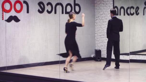 Profesjonalnych tancerzy tańczących tango w sali balowej. - Materiał filmowy, wideo