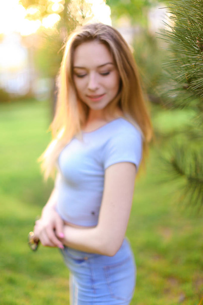 Dreaming kobiece zdjęcia modelu w pobliżu cedar wood w zielony trawa tło. - Zdjęcie, obraz