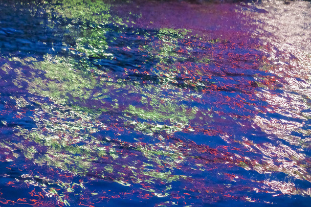 La superficie de agua brillante que tomó la luz
 - Foto, Imagen