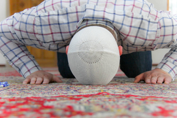 Młody człowiek muzułmańskiej modlitwy wewnątrz piękny Meczet - Zdjęcie, obraz