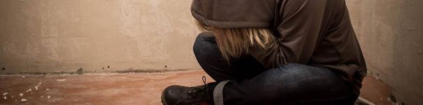 Banner de Retrato de hombre triste, hombre drogadicto sentado en el suelo en la esquina
 - Foto, imagen