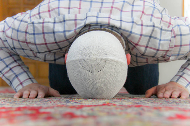 Hombre musulmán joven rezando dentro de la hermosa mezquita
 - Foto, Imagen