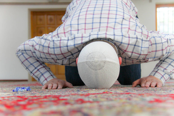 Молодий мусульманин молиться всередині красивої мечеті
 - Фото, зображення