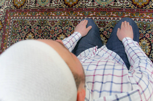 Giovane uomo musulmano che prega all'interno di una bella moschea
 - Foto, immagini
