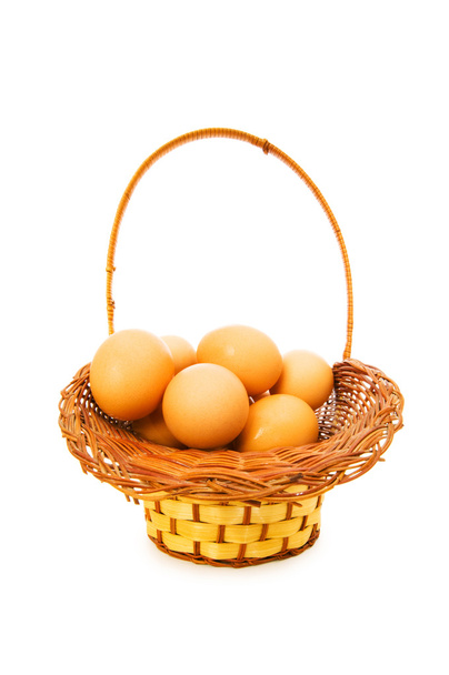 Korb voller Eier isoliert auf weiß - Foto, Bild