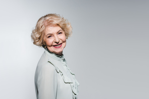 retrato de cerca de la mujer mayor feliz aislado en gris
 - Foto, Imagen