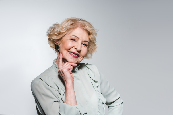 ritratto ravvicinato di attraente donna anziana isolata sul grigio
 - Foto, immagini