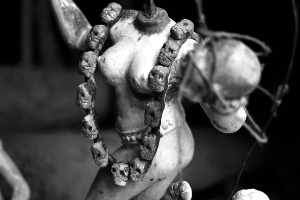 idole noire et blanche de la déesse kali avec des crânes suspendus dans son cou à Kumartuli
 - Photo, image