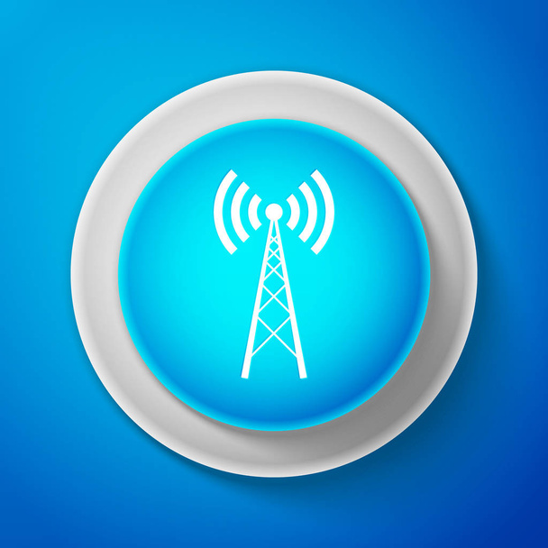 白アンテナのアイコンが青の背景に分離されました。無線のラジオのアンテナ。技術とネットワーク信号の無線アンテナ。白い線と青い丸ボタン。ベクトル図 - ベクター画像