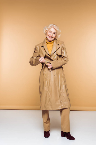 modnej kobiety starszy sprzedaż wiązana Pas Skórzany płaszcz  - Zdjęcie, obraz