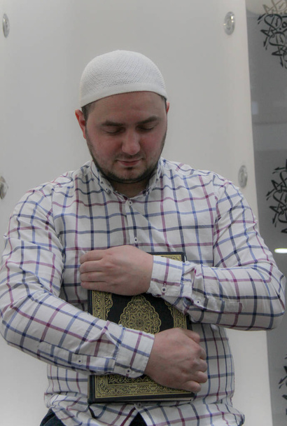 Nuori muslimimies lukemassa Koraania - pyhä muslimikirja
 - Valokuva, kuva