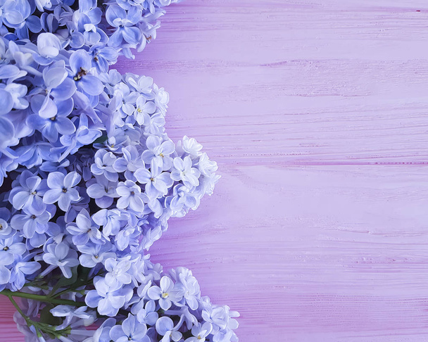 Бузковий красивий розквіт на дерев'яному
 - Фото, зображення