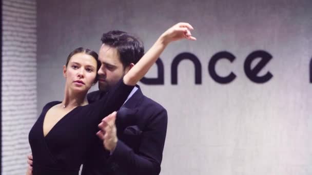 Ritratto di ballerini professionisti che ballano tango
 - Filmati, video
