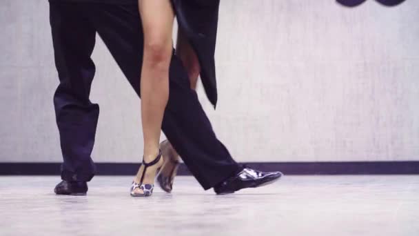 Ноги профессиональных танцоров, танцующих танго
 - Кадры, видео