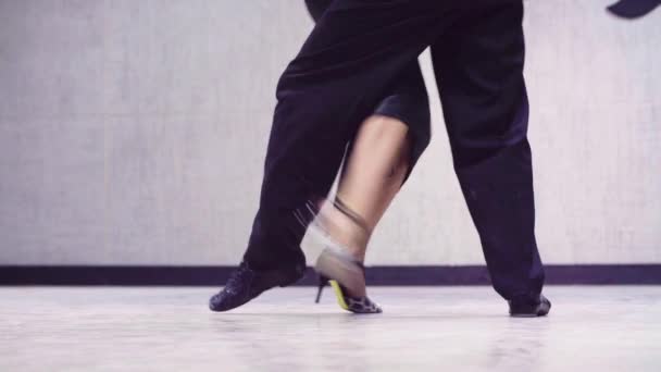 Πόδια από επαγγελματίες χορευτές που χορεύουν τάνγκο - Πλάνα, βίντεο