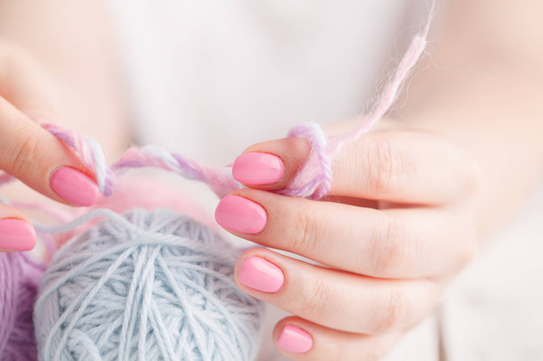 Color yarn for knitting in hands - 写真・画像
