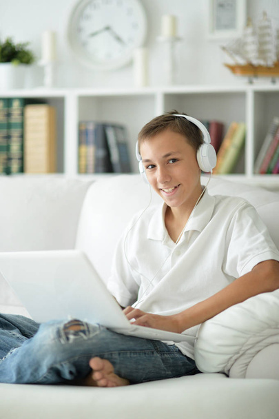menino usando laptop moderno em casa - Foto, Imagem