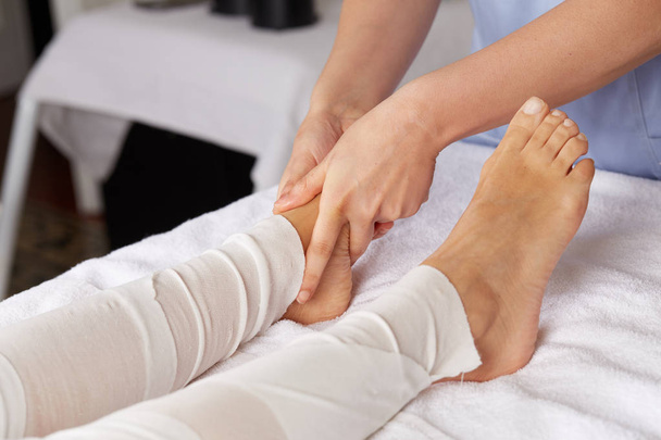 thai foot massage in spa club - Foto, afbeelding