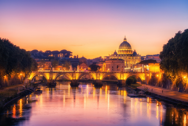 Roma, Italia con la Basilica di San Pietro del Vaticano
 - Foto, immagini