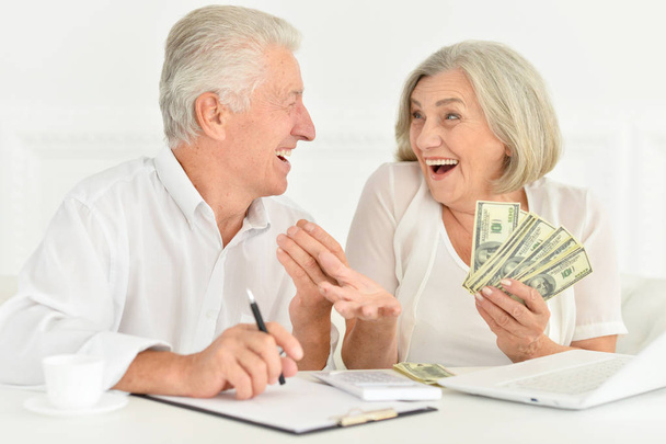 senior businessman counting money - Foto, afbeelding
