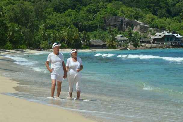 Gelukkig bejaarde echtpaar op tropisch strand  - Foto, afbeelding