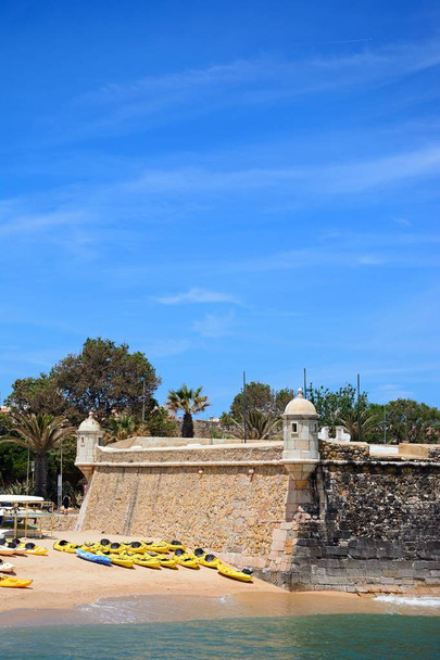 Pohled z pevnosti Ponta da Bandeira při vstupu do řeky Bensafrim, Lagos, Algarve, Portugalsko. - Fotografie, Obrázek