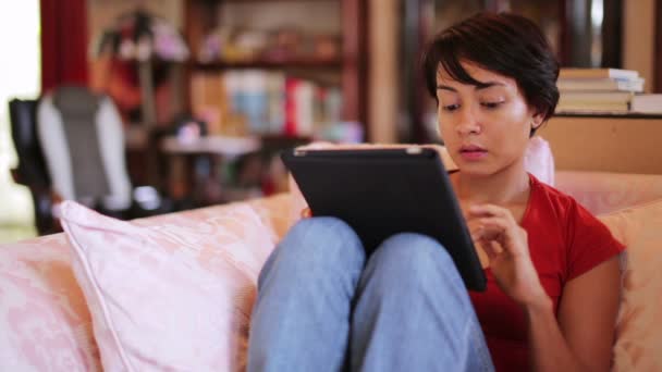 κορίτσι, αγγίζοντας την οθόνη υπολογιστή tablet στο σπίτι - Πλάνα, βίντεο