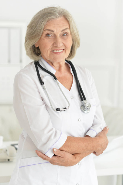 senior female doctor - Foto, imagen
