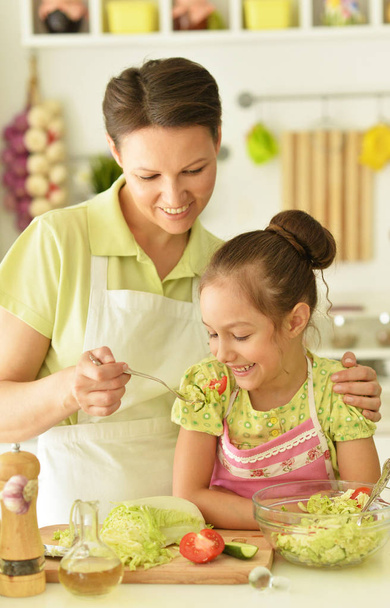 mom teaches daughter to cook - Φωτογραφία, εικόνα