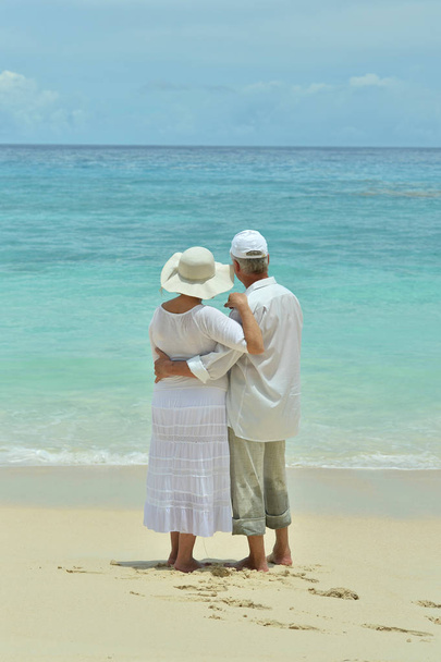Heureux couple âgé reposant sur la plage tropicale
  - Photo, image