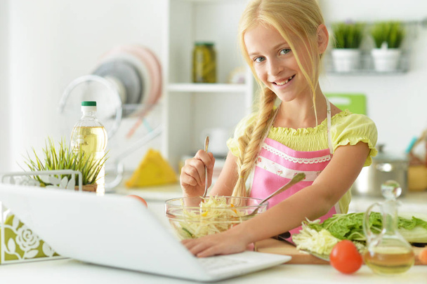 girl in kitchen with laptop - Foto, imagen