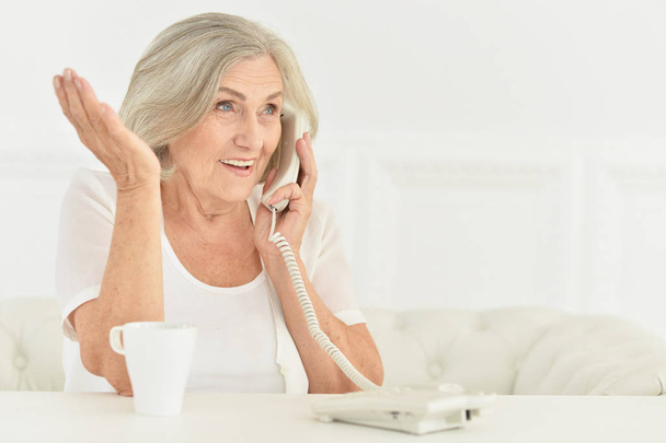 Senior woman talking phone  - Foto, Imagen