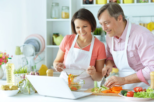husband and wife cooking together - Zdjęcie, obraz