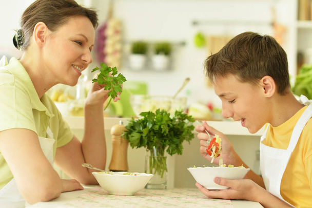 Mother and son eating salad - Foto, Imagen
