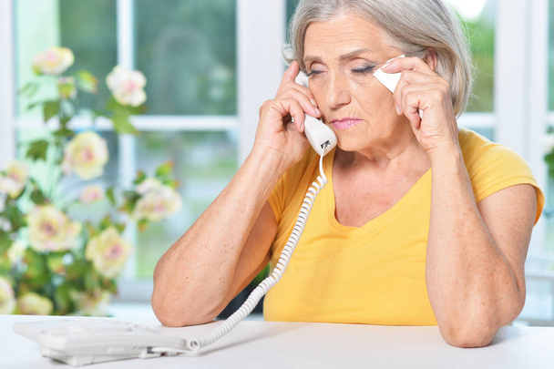 Portrait of upset senior woman calling doctor  - Foto, Imagen