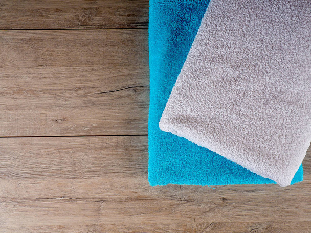 Une pile de serviettes de bain colorées. Serviettes en coton couleurs pastel. Hygiène, tissu, spa et concept textile
 - Photo, image