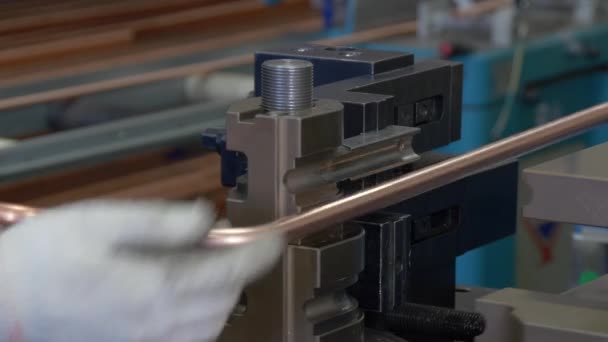 Ipari gép gyári fém csövek hajlítása. - Felvétel, videó