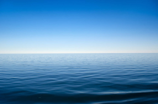 Panorama z fal morskich przeciw błękitne niebo - Zdjęcie, obraz