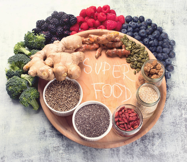 Beyaz ahşap tahta üzerinde çeşitli superfoods. Sağlıklı gıda kavramı - Fotoğraf, Görsel