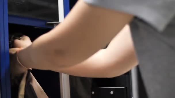 4K Close up Mão da mulher abertura do armário com chave e levando coisas
 - Filmagem, Vídeo