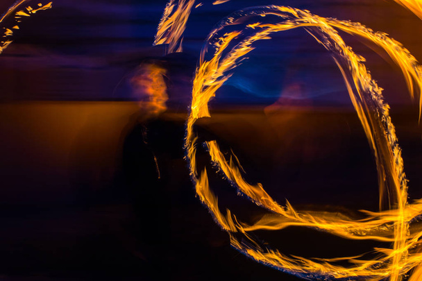 Vuur dansers vuur Swing vuur dansen Toon Toon dans man jugglin - Foto, afbeelding