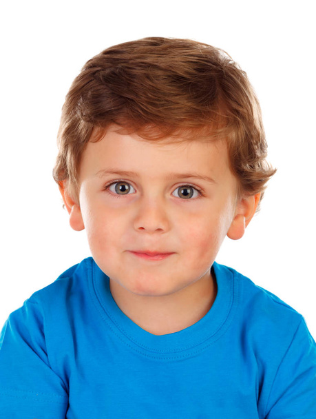 śliczny uśmiechający się mały chłopiec w niebieską koszulkę na białym tle nad białym tle - Zdjęcie, obraz