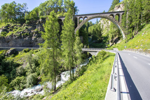 Αψίδα του την οδογέφυρα στην Ελβετία - Φωτογραφία, εικόνα