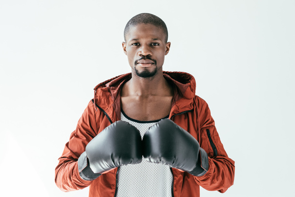 beau boxeur afro-américain en gants de boxe, isolé sur blanc
 - Photo, image