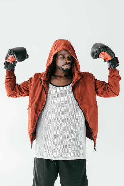 vahva afrikkalainen amerikkalainen mies nyrkkeilyhanskat, eristetty valkoinen
 - Valokuva, kuva