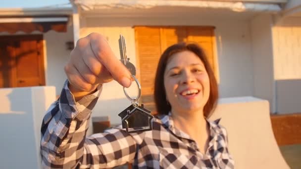 Ευτυχισμένος νεαρή γυναίκα με νέα κλειδιά σπιτιών σε εξωτερικούς χώρους - Πλάνα, βίντεο