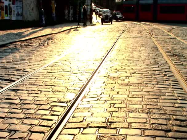 Brukowanych uliczek idealna linii tramwajowych w Pradze - Materiał filmowy, wideo