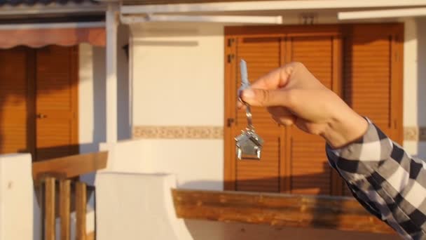 Το χέρι με το κλειδί από το νέο σπίτι - Πλάνα, βίντεο
