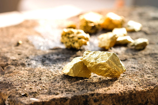 Le minerai d'or pur trouvé dans la mine sur un plancher de pierre - Photo, image
